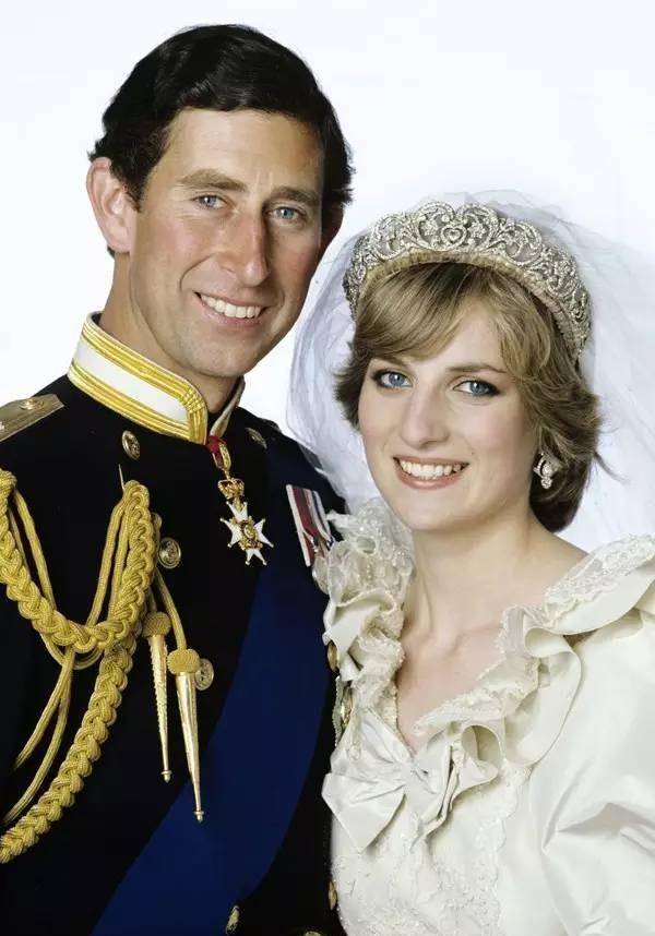 原创直击戴安娜葬礼现场图3英国女王露出笑容图9威廉王子满眼恨意