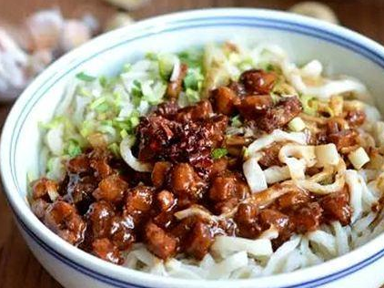 炸酱面的经典做法,香到流口水,一次能吃两大碗_酱汁_冷水_大蒜