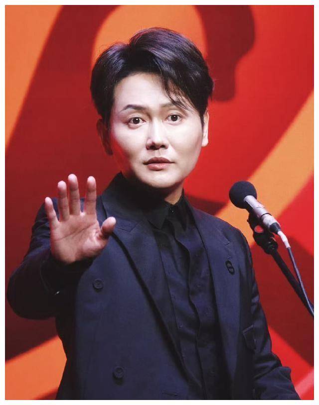 德云社孟鹤堂旅途中创作新段子粉丝热切期待