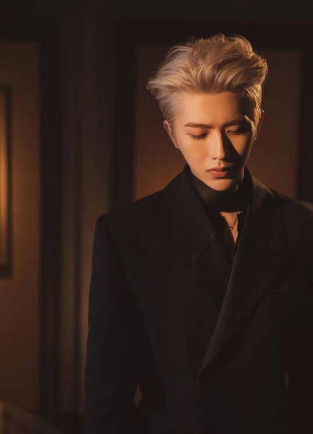 原创蔡徐坤代言活动场面太疯狂不仅被其他品牌蹭热度还有小孩子在做