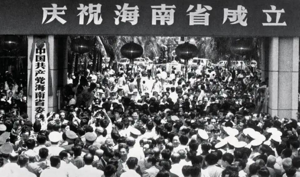 一时间,海南成为全国各地淘金者心中的理想国,"十万人才下海南"的盛景