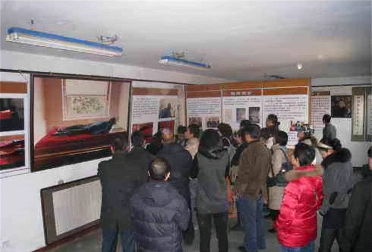 88岁老人去世29年肉身不腐,遗体安放在屋子里,多人前来参观_周凤臣