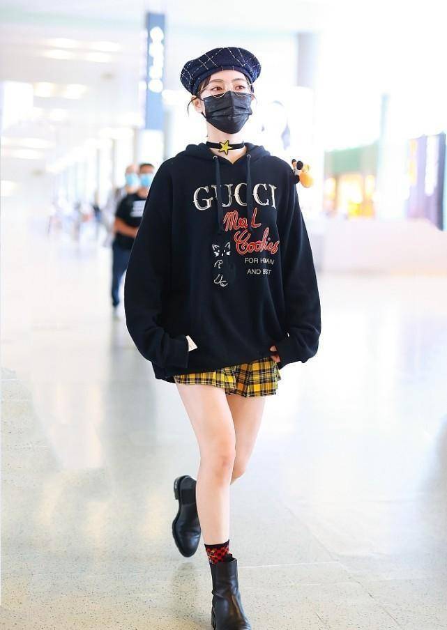 原创snh48许佳琪挺懂穿搭的红色贝雷帽配复古大衣裙好减龄啊