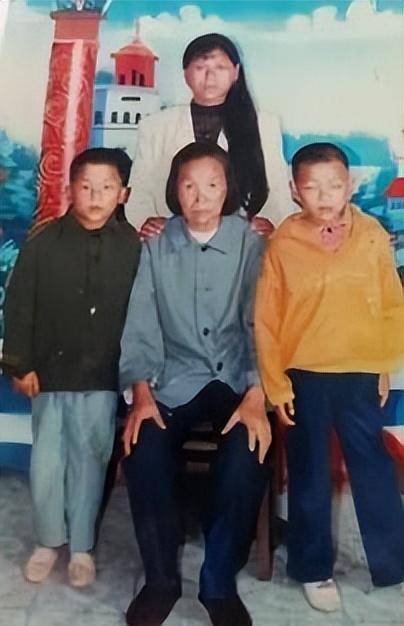 果不其然,医生很快发现了疑点:"张振荣的嘴边有明显勒痕,身上还有被大