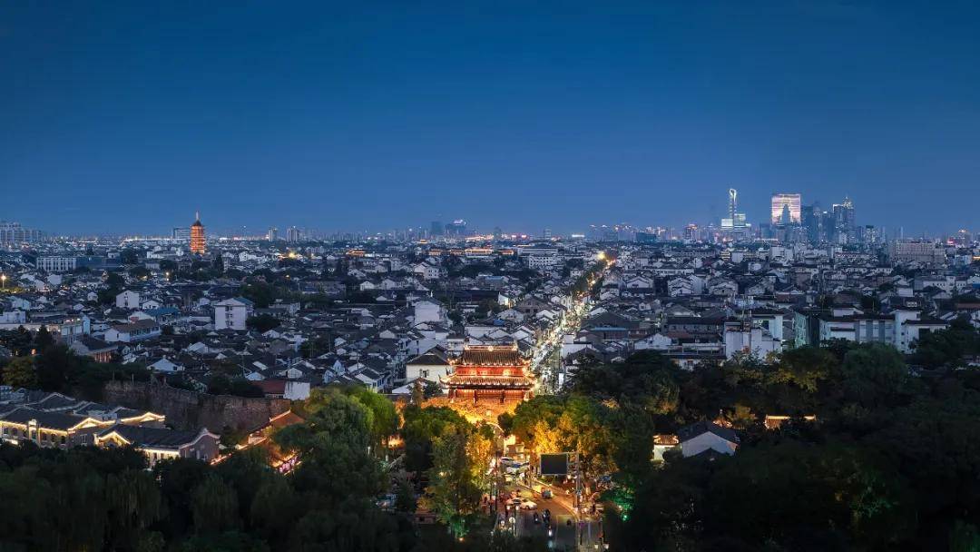 向东不远,就能见到古城区烟火气的一面,历史人文的一面,苏州市立医院