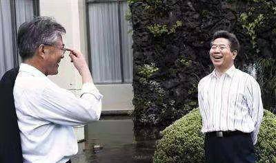 文在寅的复仇大哥卢武铉跳崖明志后他在墓碑上默默刻了4个字