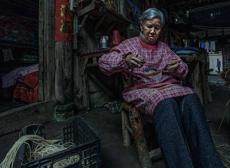 原创江西80后农民工回农村带1000留守妇女卖灯芯草人均一年赚4万