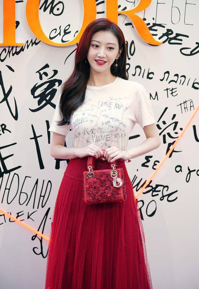 就可以尽量的选择长裙来遮挡腿部线条,再搭配上一双高跟鞋就具有显高