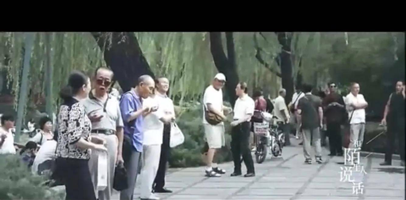 北京菖蒲河相亲角火爆,老年人大胆逐爱:欲望背后,现实让人沉默
