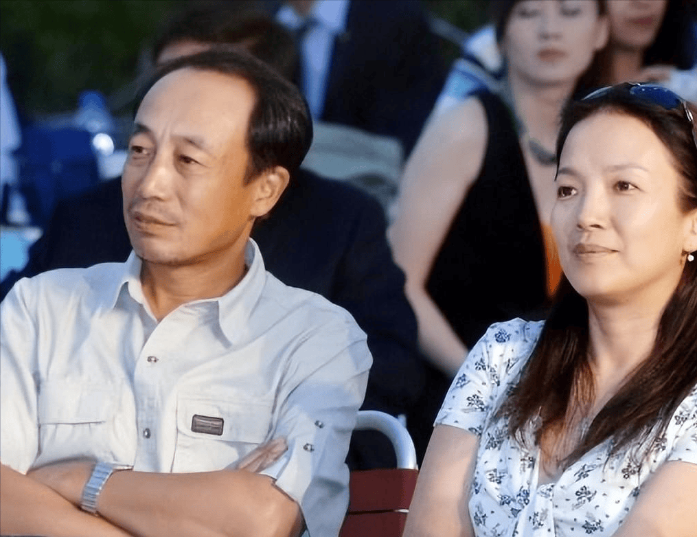 原创吕丽萍夫妇疑回国养老与孙海英移民失败满头白发朴素无人识