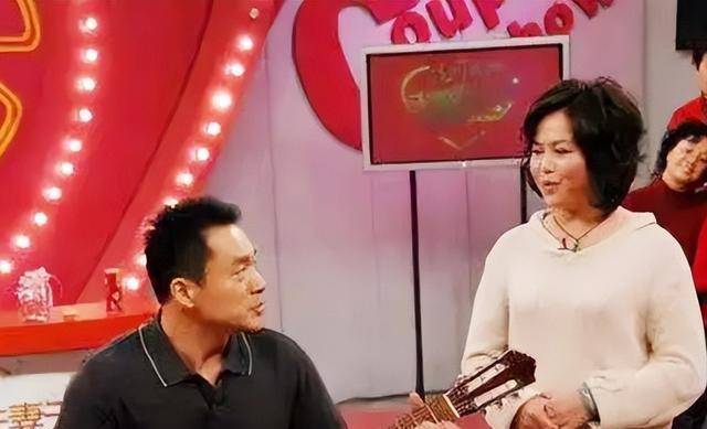 54岁"武松"丁海峰曝光:在美国树林砍柴烤肉,美国豪宅尽显气派_唐歌