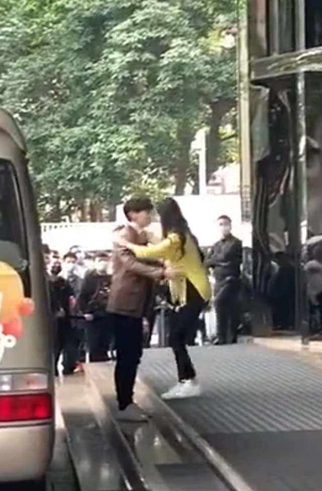 原创邓伦晒健身照身材肌和张若昀有一拼身上线条太可了