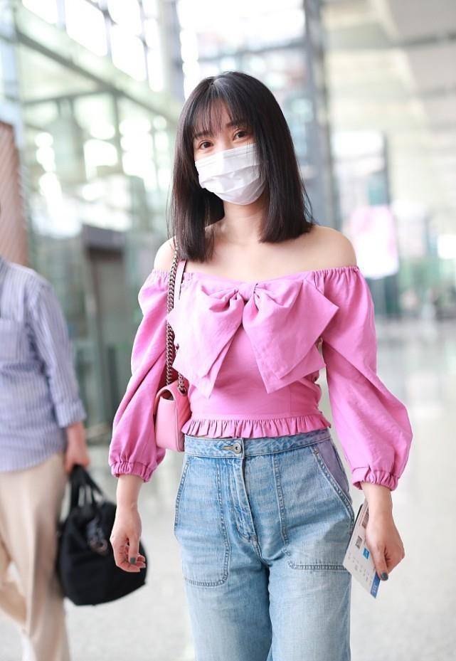 身材丰腴,但穿着却像少女一样,一身粉蓝搭配太清新了_服装_牛仔裤