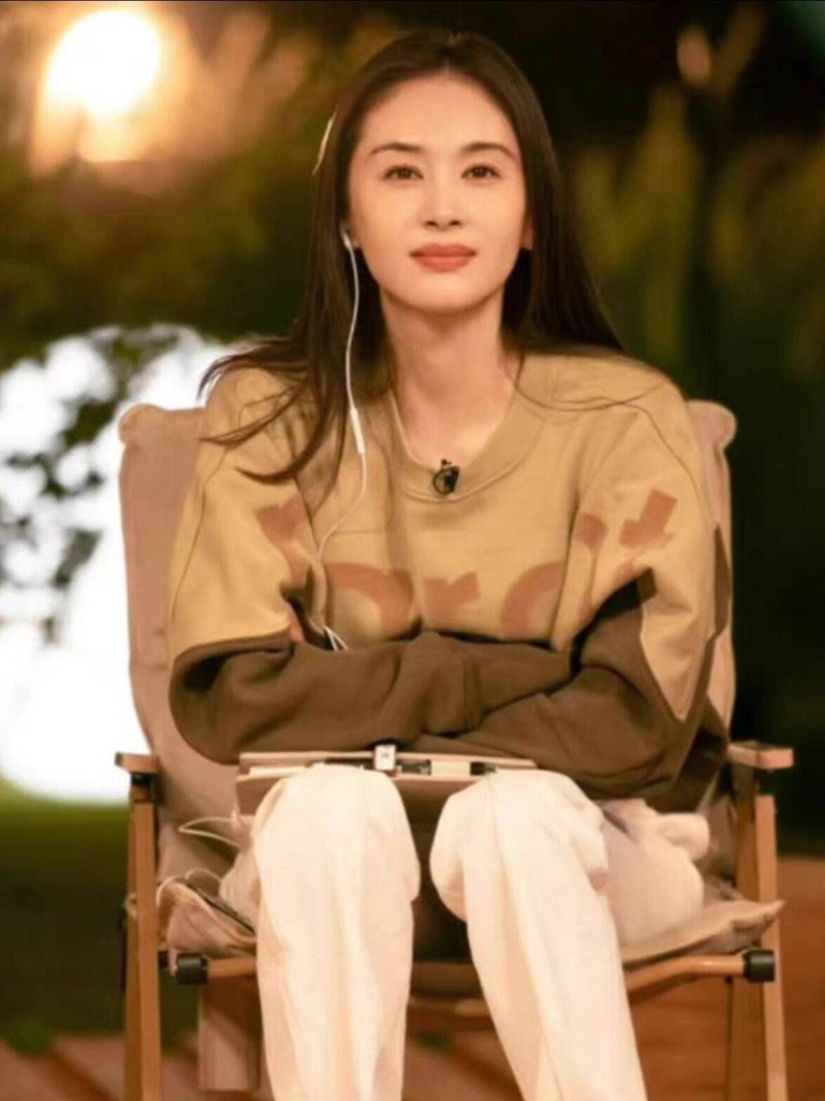 原创34岁王子文分手后的魔法穿搭原来卫衣这么穿也很时髦洋气