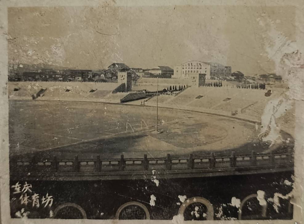 五十年代老照片,展现重庆地标建筑特色,古朴优雅很漂亮_城市_跳伞塔