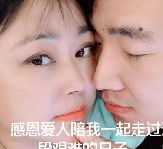 50岁李菁菁和男友同框,男友小其20岁,在一起像母子