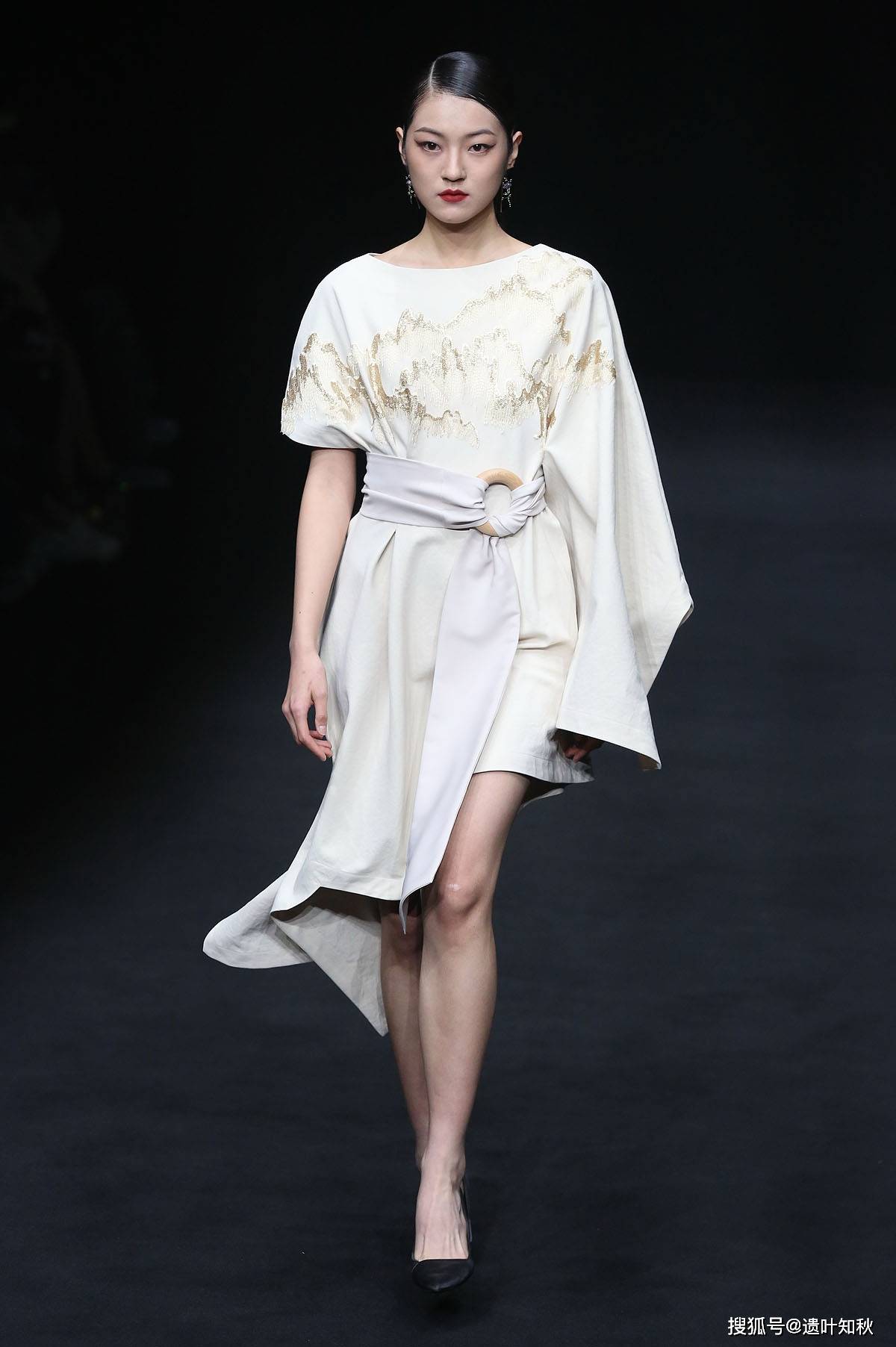 魏丹携山从云2024秋冬系列"开合"登陆中国国际时装周_文化_服装_服饰