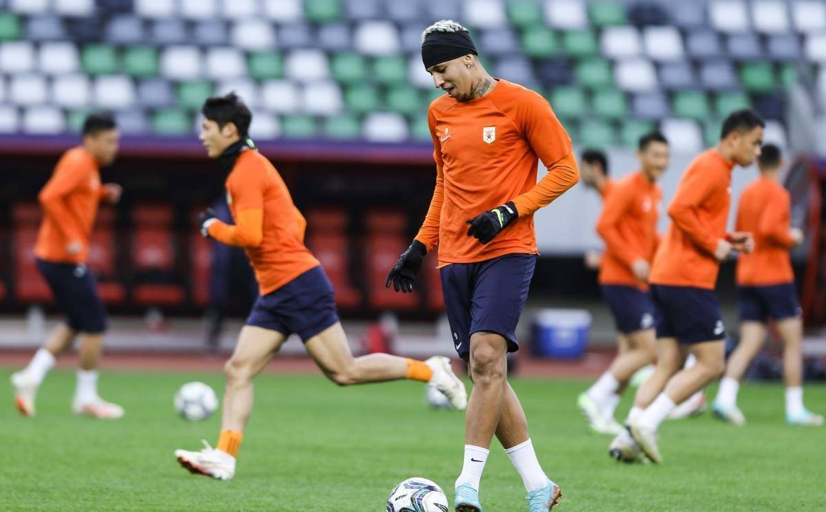 最新!中超泰山2-4申花,难阻蓝魔争冠提速_外援_对阵_贾德森