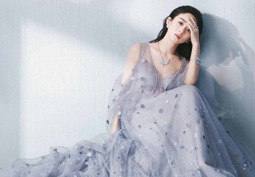 原创赵丽颖片场对镜自拍英姿飒爽的周翡形象头发又黑又亮