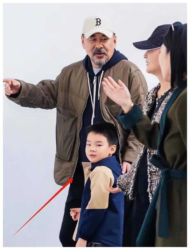 陈建斌蒋勤勤与儿子亲密观展5岁孩子露可爱笑容惊叹父似子