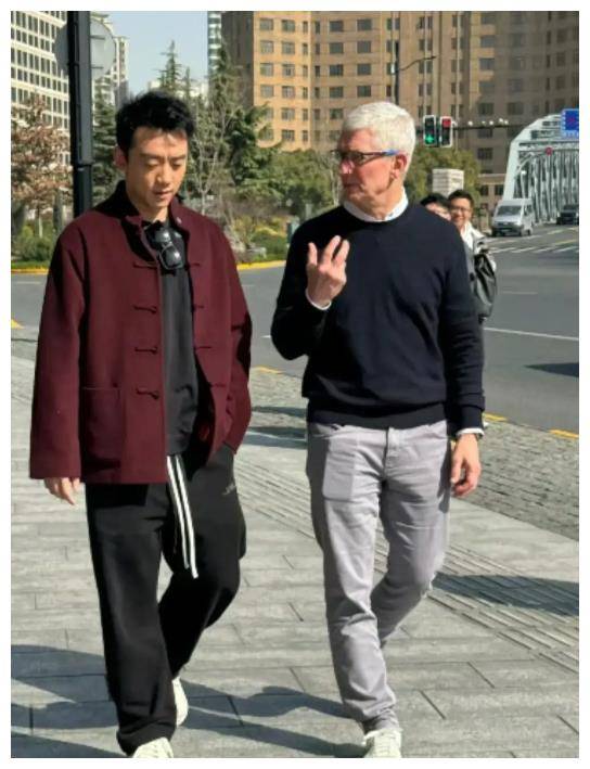郑恺与苹果ceo库克共同宣传苹果手机引发热议