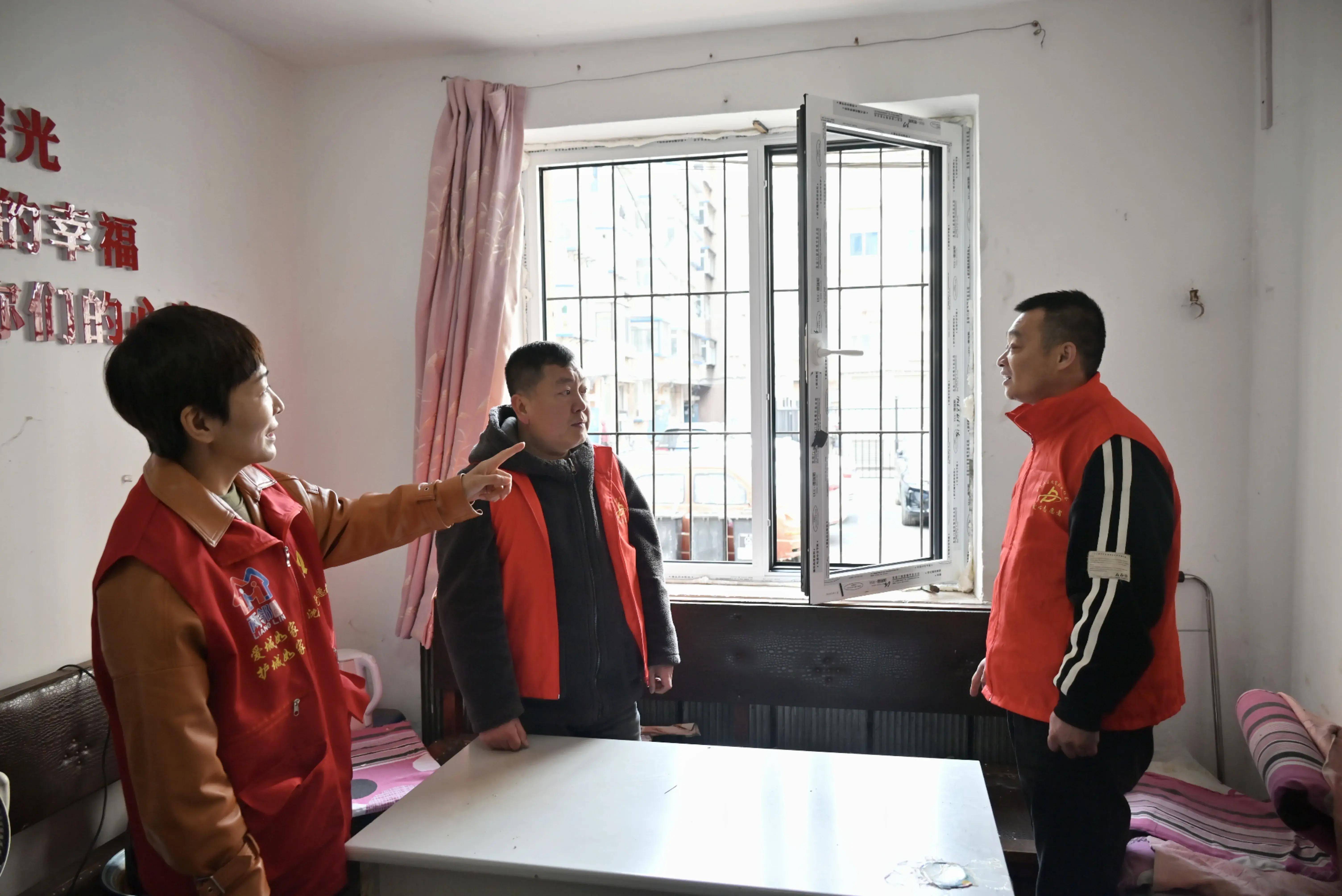 铁西区工人村街道中海社区凝聚爱心力量免费给困难居民更换门窗