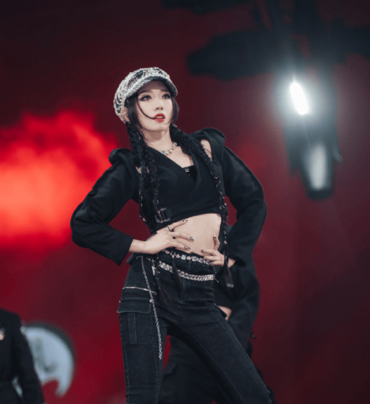 孟美岐模样大变家中穿紧身衣跳热舞开演唱会门票无人买