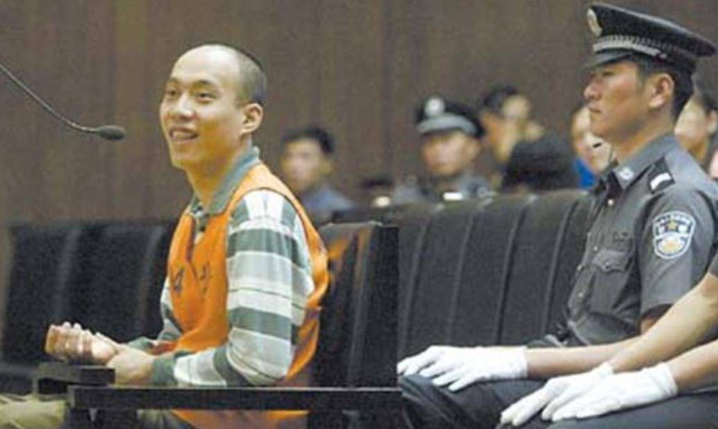 原创2004年王立华绑架明星勒索200万枪决前的遗愿给监狱送锦旗