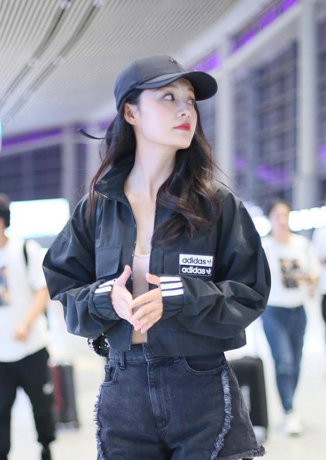 原创生活中的李沁也是这么精致穿夹克配热裤一身黑也太飒爽了吧