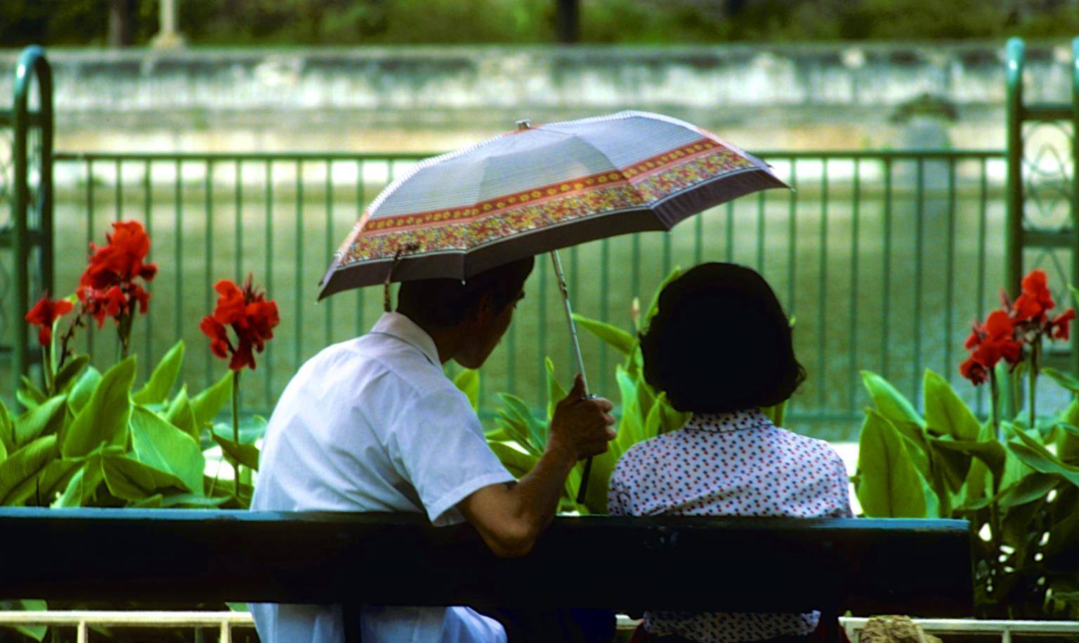 【情侣在公园长椅上上休息】单纯美好,对物质要求低,成为当时情侣们