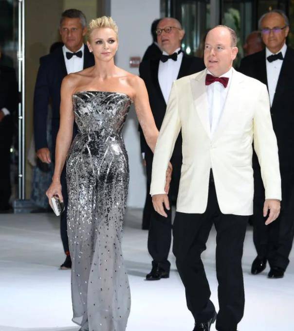 与摩纳哥王子结婚前,空姐找上门:这是他孩子_夏琳_阿尔贝二世_游泳