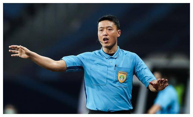 原创中超裁判首战抢先夺冠邢琦主执大连vs广西高鹏执法江苏德比