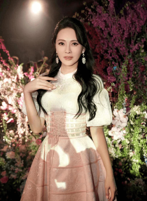 热搜女王伊能静被骂过也被夸过这次母凭子贵了