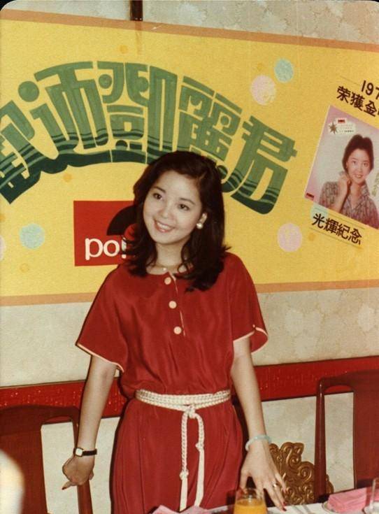 原创邓丽君私房照死后左脸上发现巴掌印图9是小她14岁外籍小男友