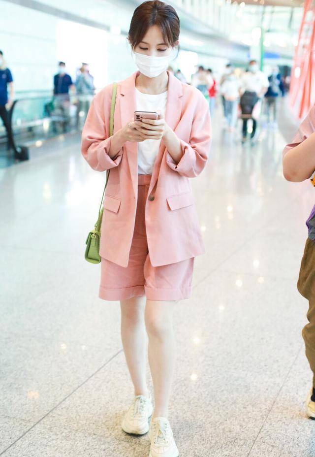 原创李一桐虽然人不红但却长了一副衣架子身材啥衣服都能撑起来