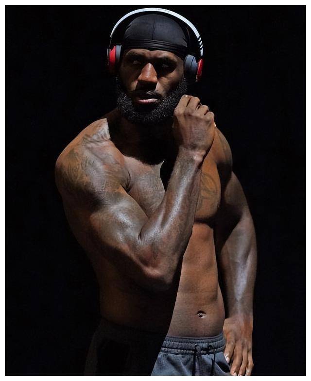 詹姆斯肌肉成nba球员巅峰胸肌腹肌藏何秘密