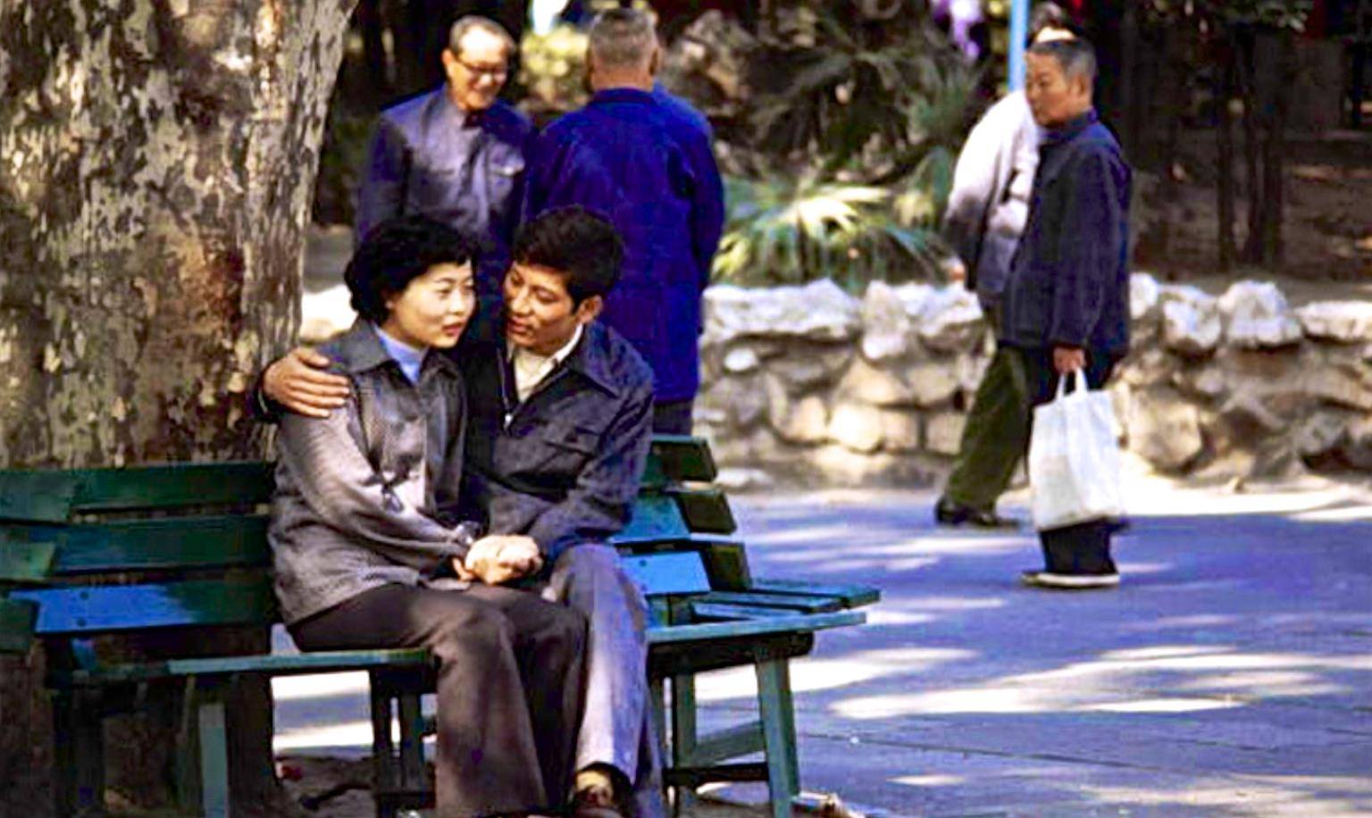 【公园里的一对情侣】毫无疑问,80年年代是一个生气勃勃的年代,是一