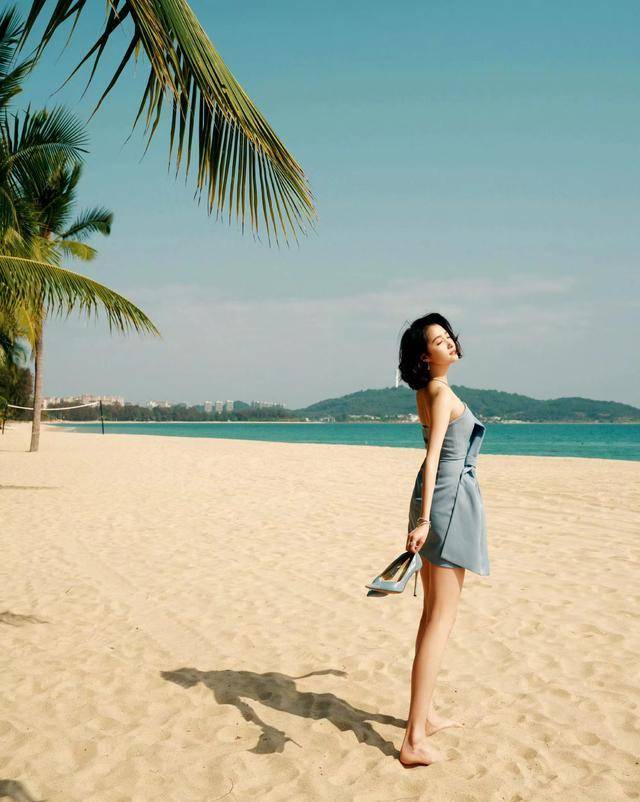 简简单单一条白色露肩花朵裙,加上外翘短发,又俏皮又可爱