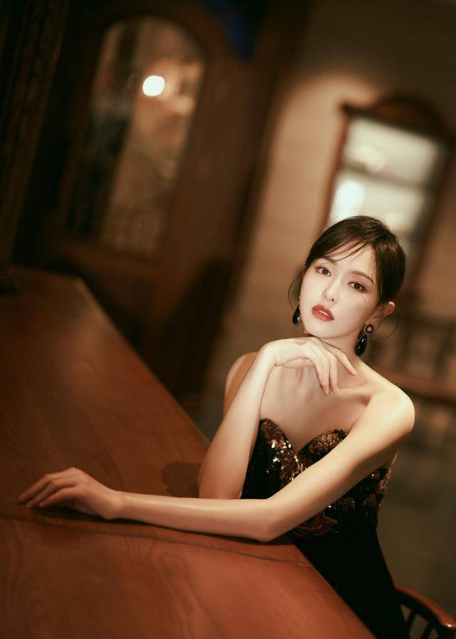 陈都灵奶白色大衣造型又美又贵气,关晓彤和短发适配度百分百