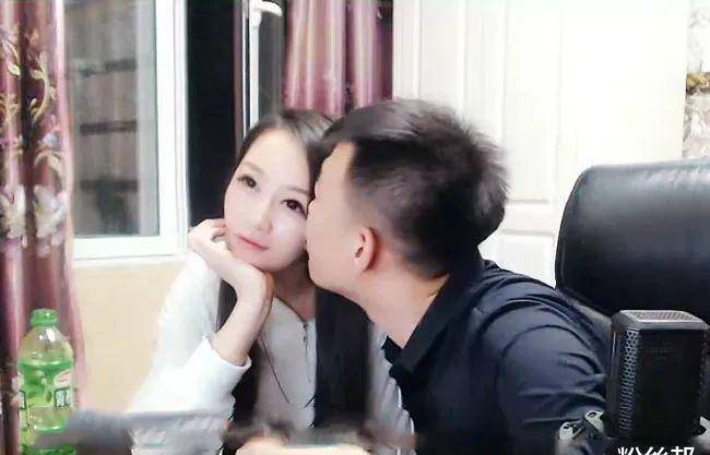 之后小白龙与大衣哥,王冕等主播连麦时也是再次介绍了自己的女友,看