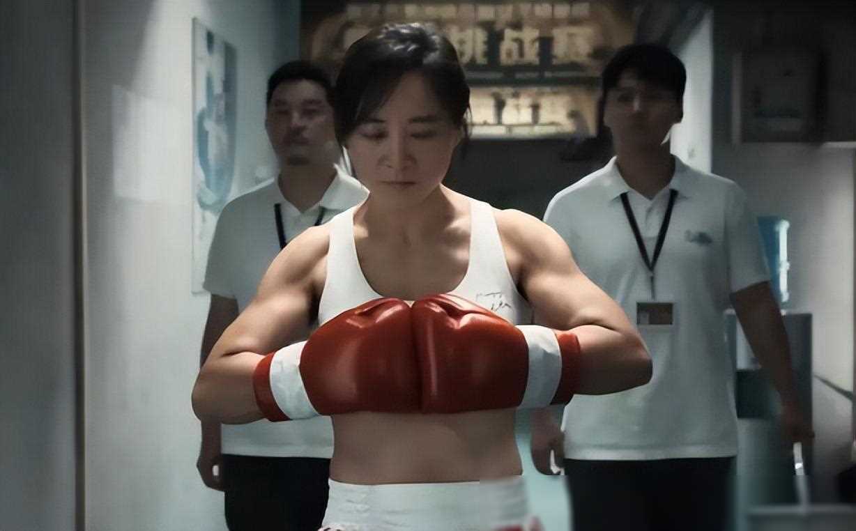 贾玲翘着二郎腿在好莱坞片场满脸皱纹吴彦祖和周迅前夫也在