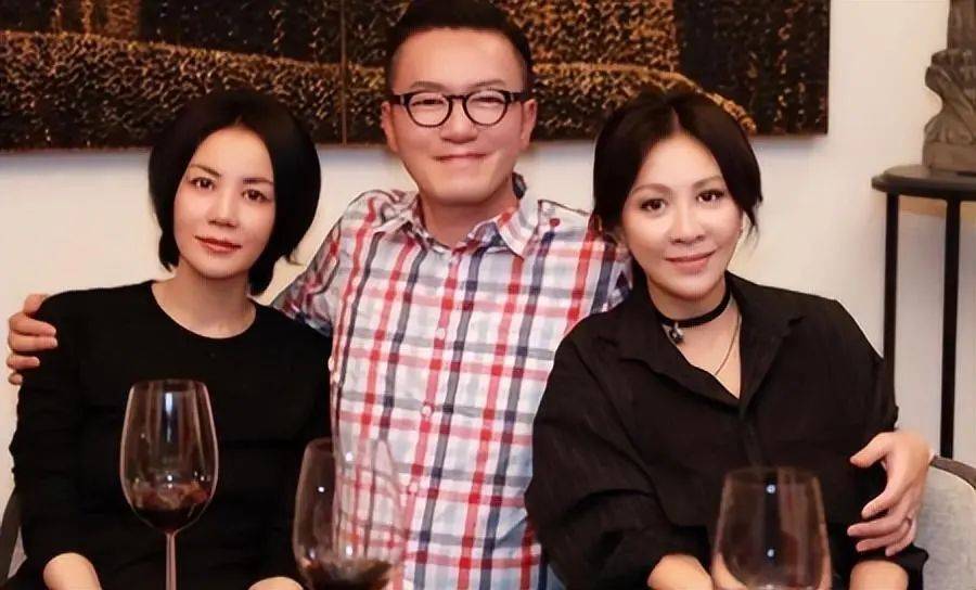 原创在寺庙拍到王菲刘嘉玲刘嘉玲肤色暗沉像大婶她骨相好如少女