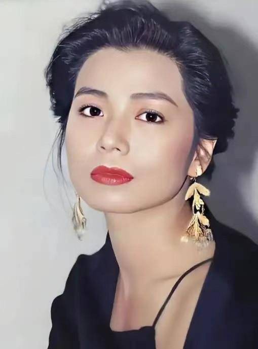 自出道以来,钟楚红出演了60多部电影,奠定了她在娱乐圈的地位.