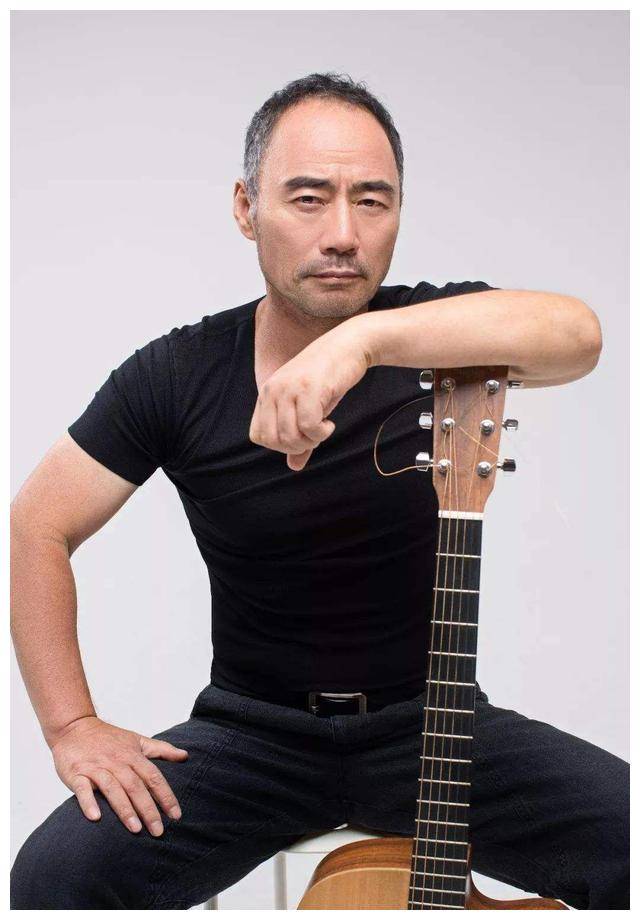 曾在一次省市歌手大赛中斩获头筹,王旭的音乐梦想得以初见曙光.