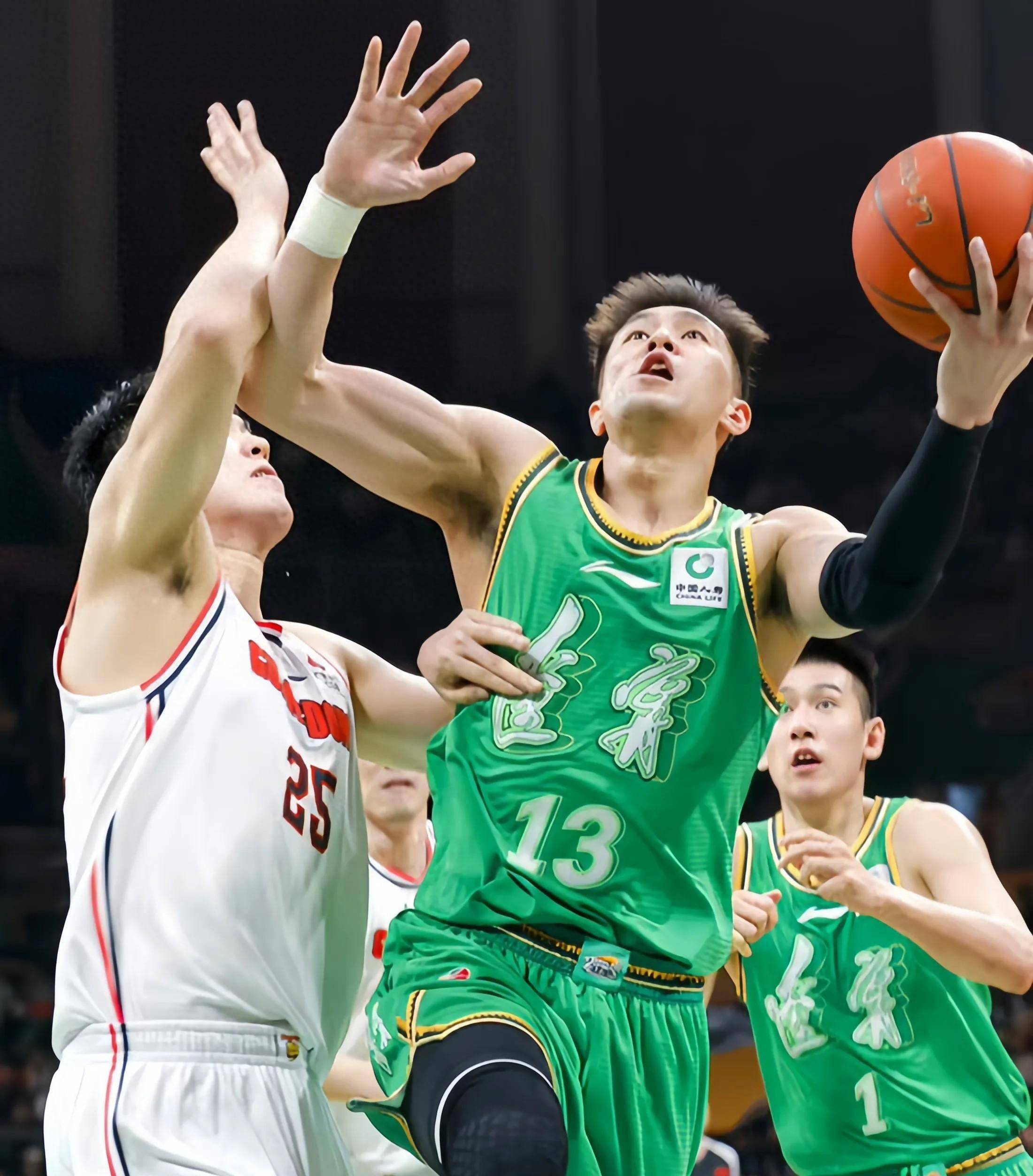 第一个是郭艾伦. 由于受伤,他本赛季只打了3场比赛.