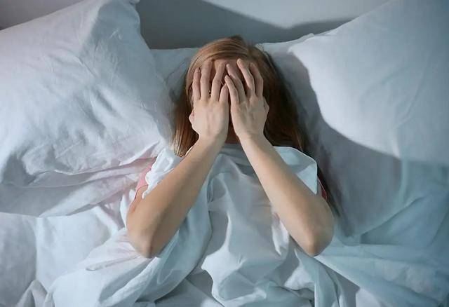 凌晨3,4点自然醒,再难入睡?中医提醒:多半是这2处"堵"了