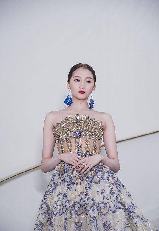 原创关晓彤的颜值没话说穿带洞的服装秀身材在外媒镜头下也没瑕疵