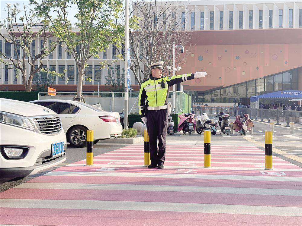 尽心尽力 坚守初心和使命1994年,蒋建忠脱下穿了几年的军装换上了警服