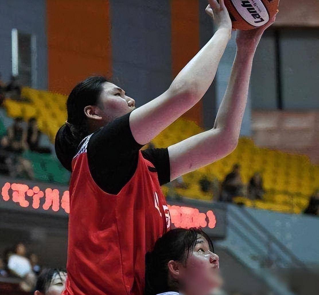 2米28中锋张子宇首获地方队青睐,16岁新星出征u_篮球_比赛_训练