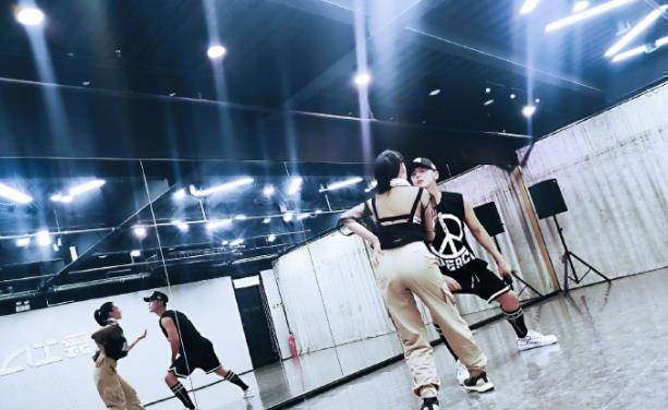 原创张伦硕陪伴钟丽缇练舞惋惜自己不能穿高跟鞋跳舞也不忘秀恩爱